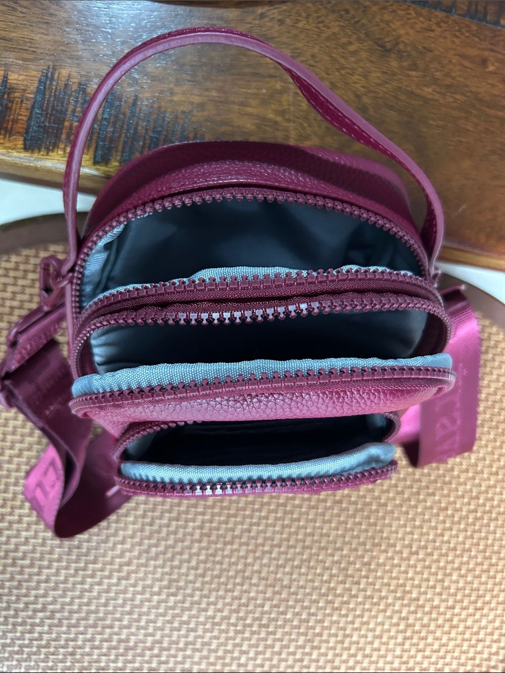 Samantha Brown Crossbody Bag in Burgandy - Picture 3 of 10